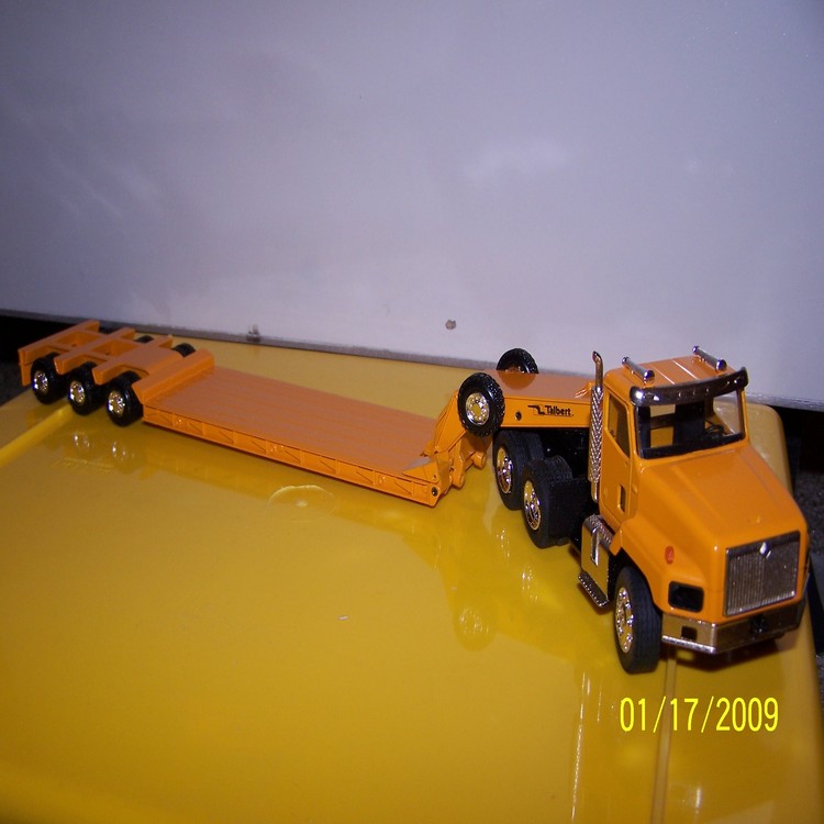 International lowboy yellow 5600i International lowboy yellow 5600i